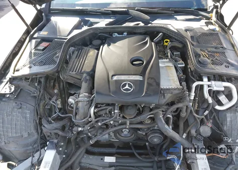 2015 Mercedes-Benz C 300 Sport z USA, uszkodzony, nr VIN 55SWF4JB8FU065428